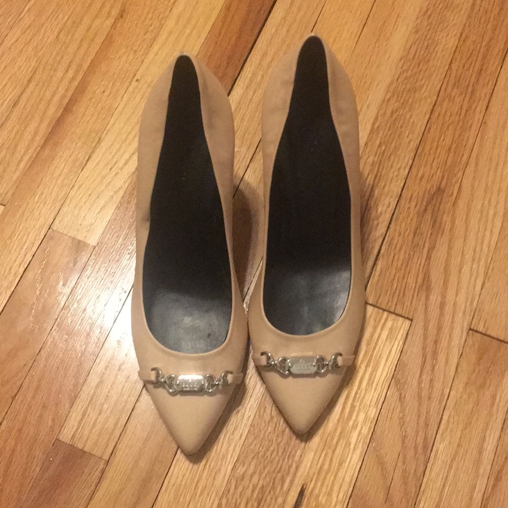 Gucci leather pumps-never worn